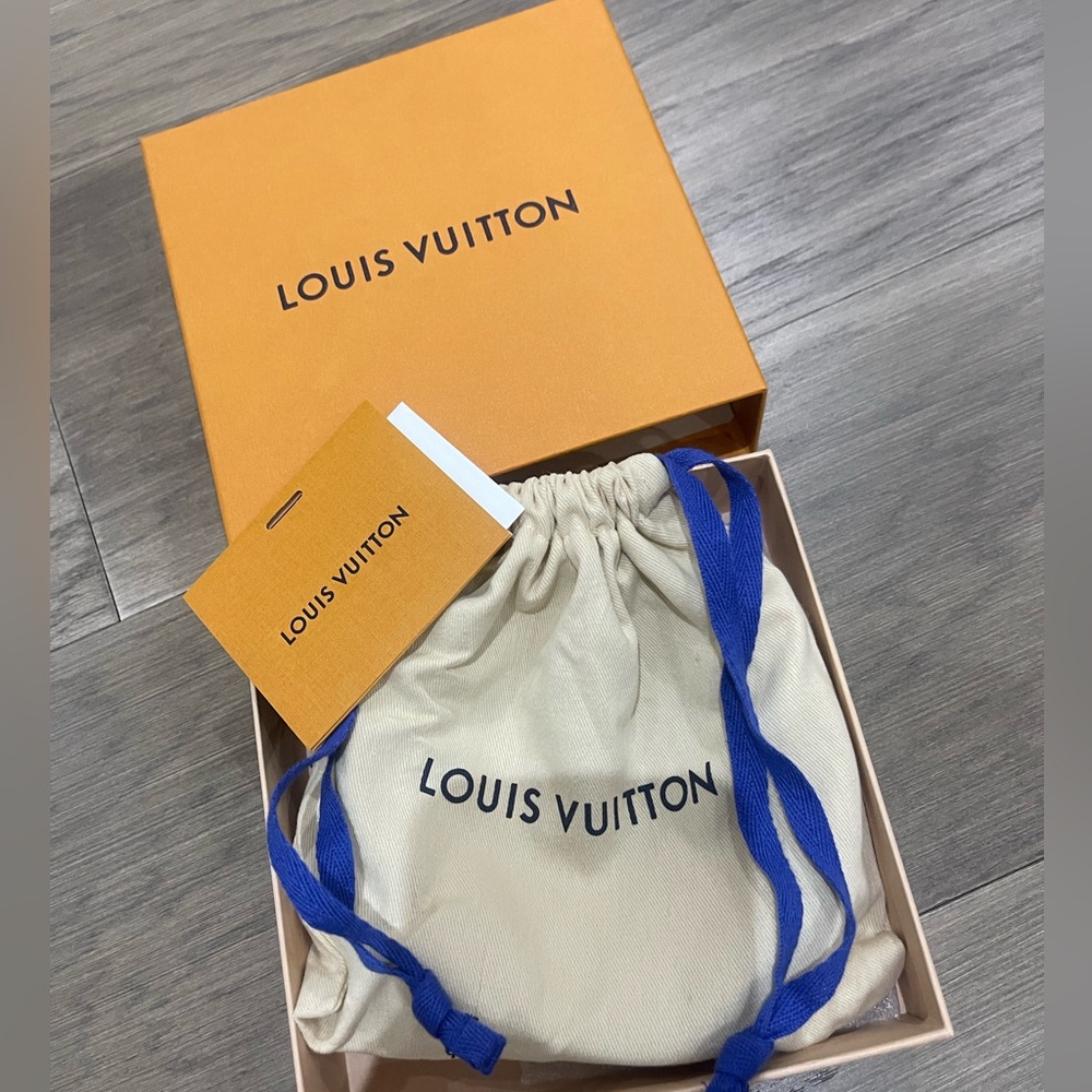 *NEW UNWORN* Louis Vuitton (85/34 size) reversible belt